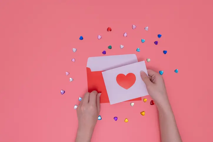 Woman Wanders Airports Giving Away Homemade Cards Of Kindness And They Really Brighten People’s Days, Good News Network