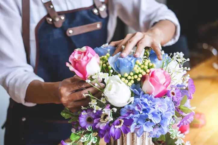 After Her Shop Closes Down, Florist Gifts Bouquets To Hospital Workers, Tank’s Good News