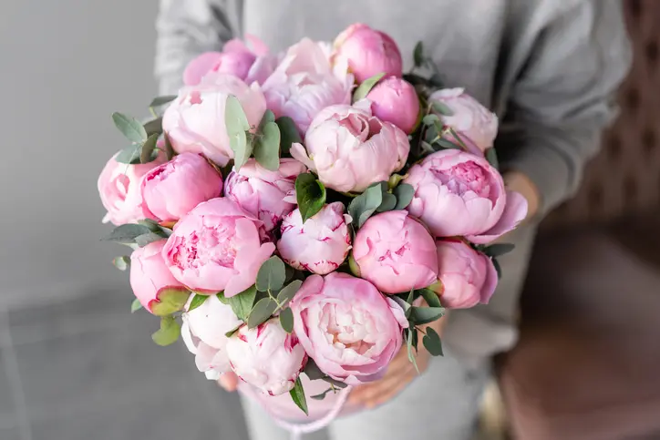 Newlywed Couple Delivers Wedding Flowers To People Needing A Lift In Spirits, Sunny Skyz